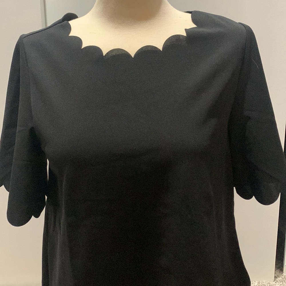 Size small. Black scalloped business casual shirt sleeve shirt.